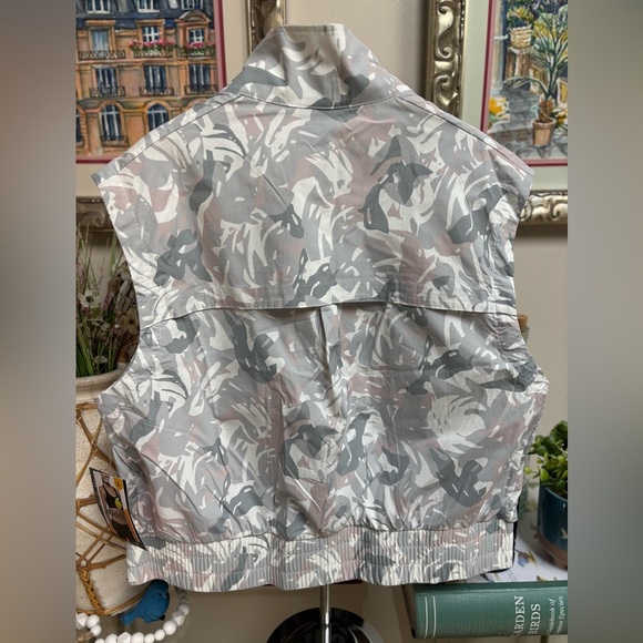 AVIA Gray and White Camouflage Utility Cargo Trail Vest Lightweight SZ 12-14 NWT - Picture 3 of 13